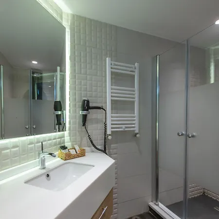 Riva's Moda Hotel